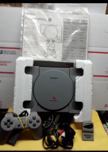 Retrodeals - Sony PlayStation Launch Edition Gray Console (SCPH-5501) Complete (open box)